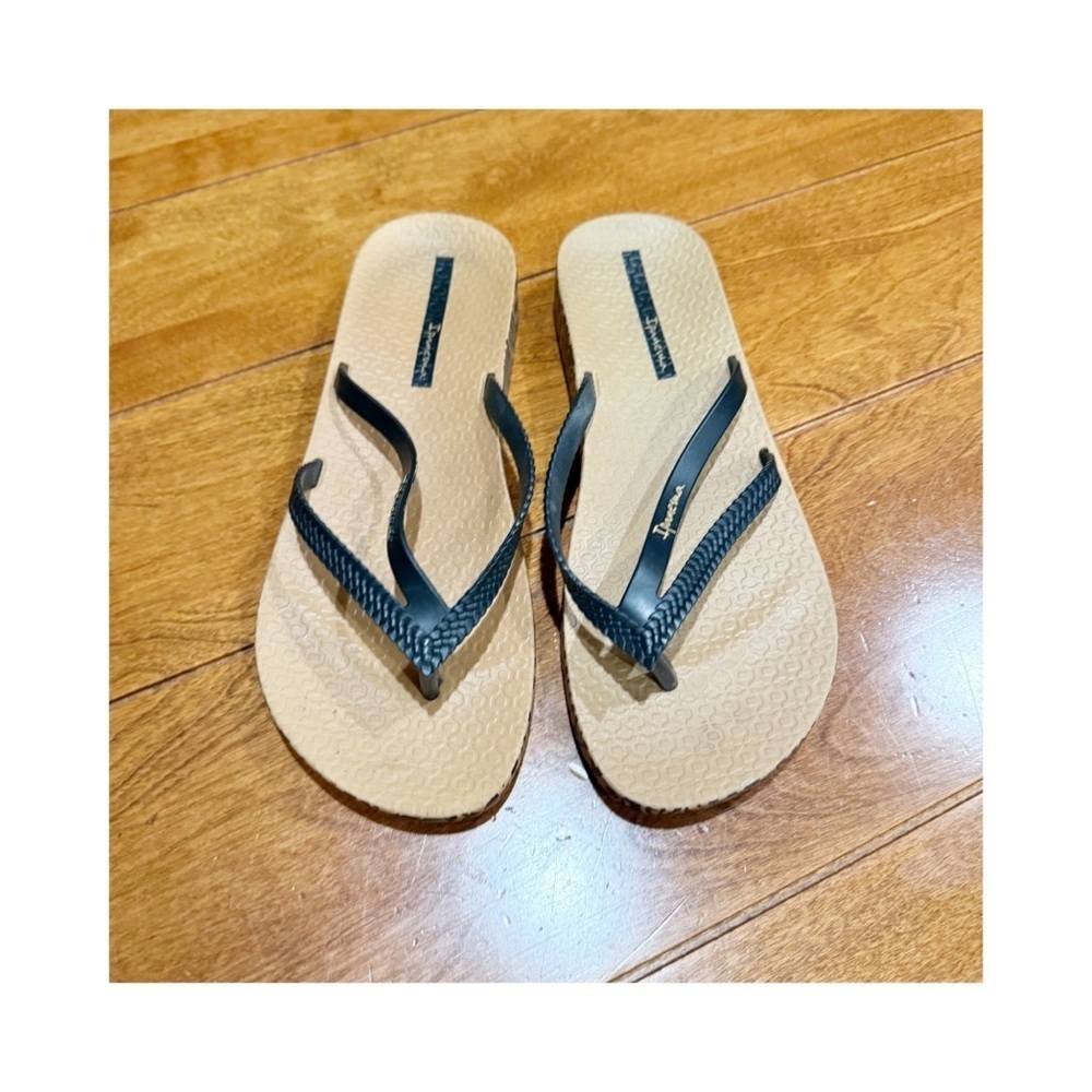 Ipanema Bossa Soft V Flip Flop (Women) size 8-9
